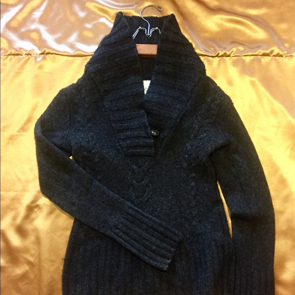 H&M Wool Cable Knit Long Sleeve Sweater.